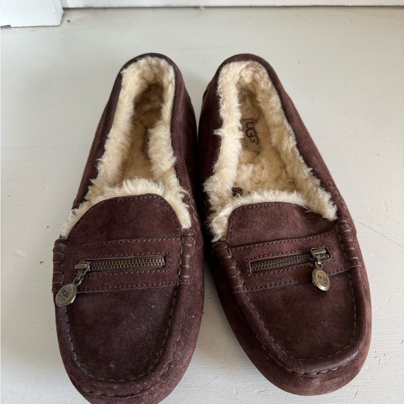 Ugg brown Ansley charm moccasin slippers size 9 - Picture 2 of 11